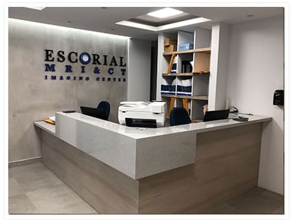 Área de Recepción de Escorial MRI & CT Imaging Center con escritorio