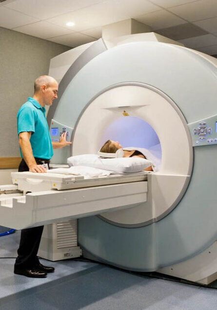 Tecnólogo realizando un estudio de MRI con un paciente.